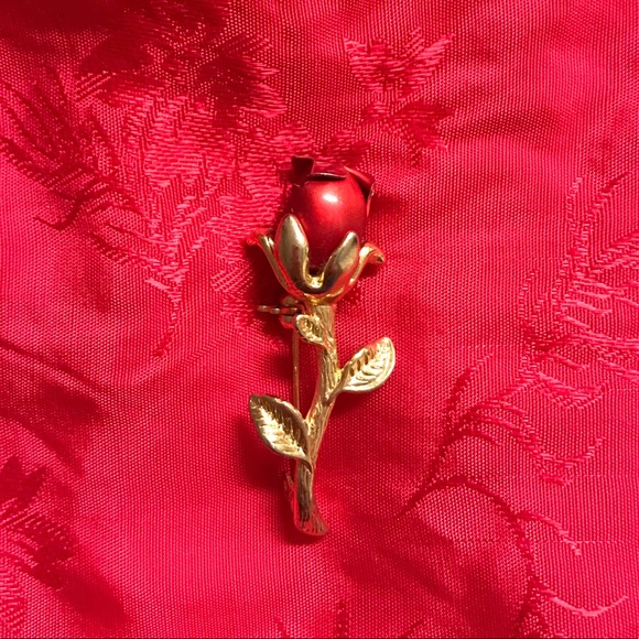 Red Rose Pin 🌹 - Picture 1 of 5